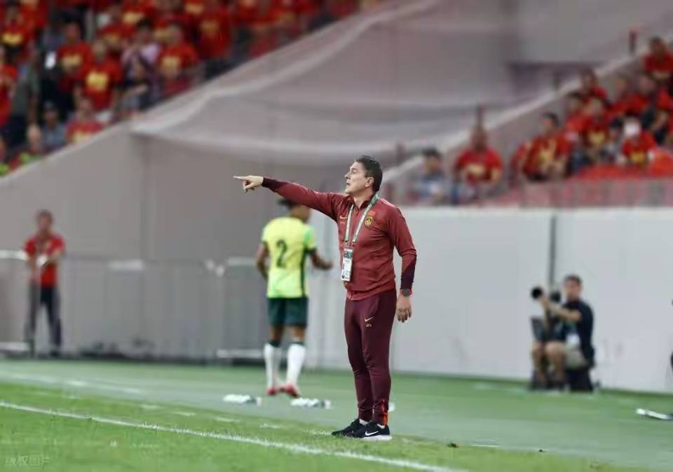 U23亚洲杯国足取得历史性突破,主帅安东尼奥却遭炮轰,换人莫名其妙,一人救了安东尼奥